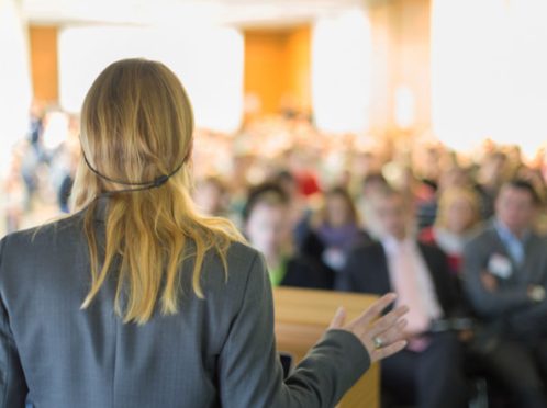 Conférence devant un public